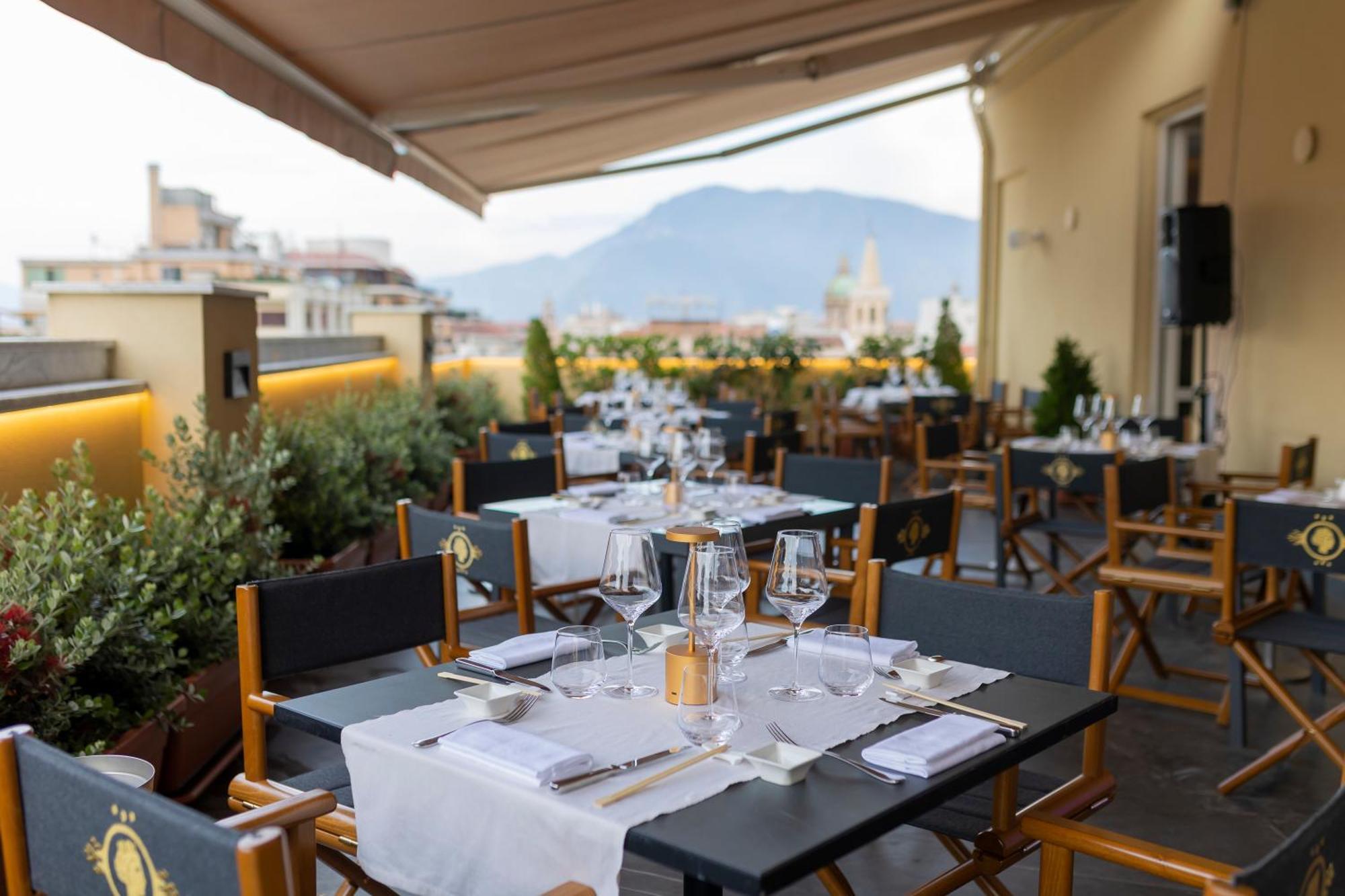 Grand Hotel Et Des Palmes Palermo Bagian luar foto The restaurant's terrace