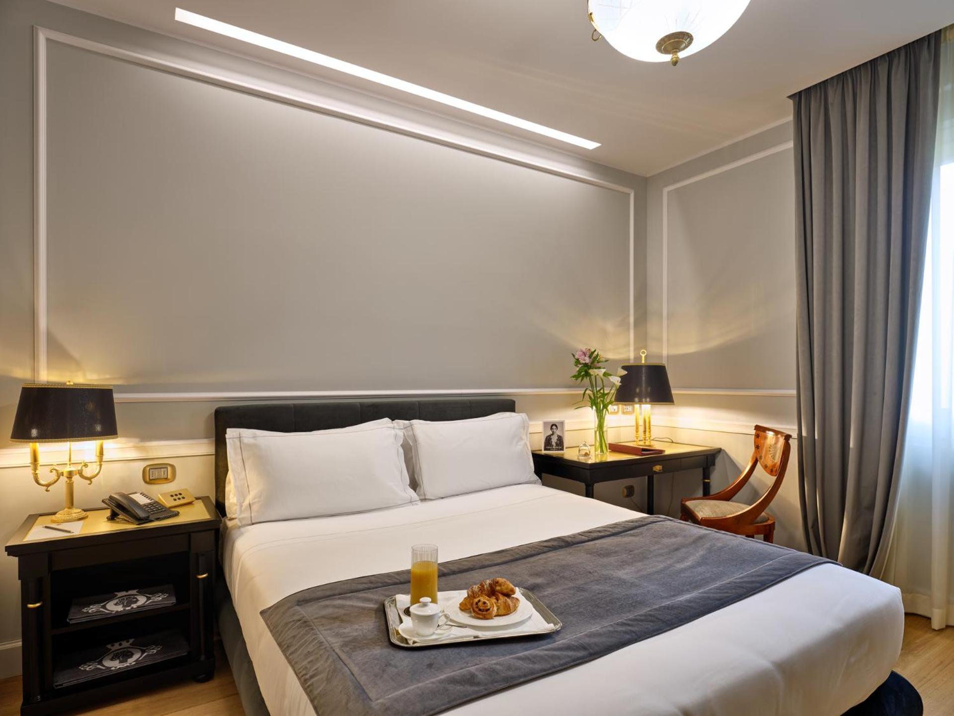 Grand Hotel Et Des Palmes Palermo Bagian luar foto A room at the hotel