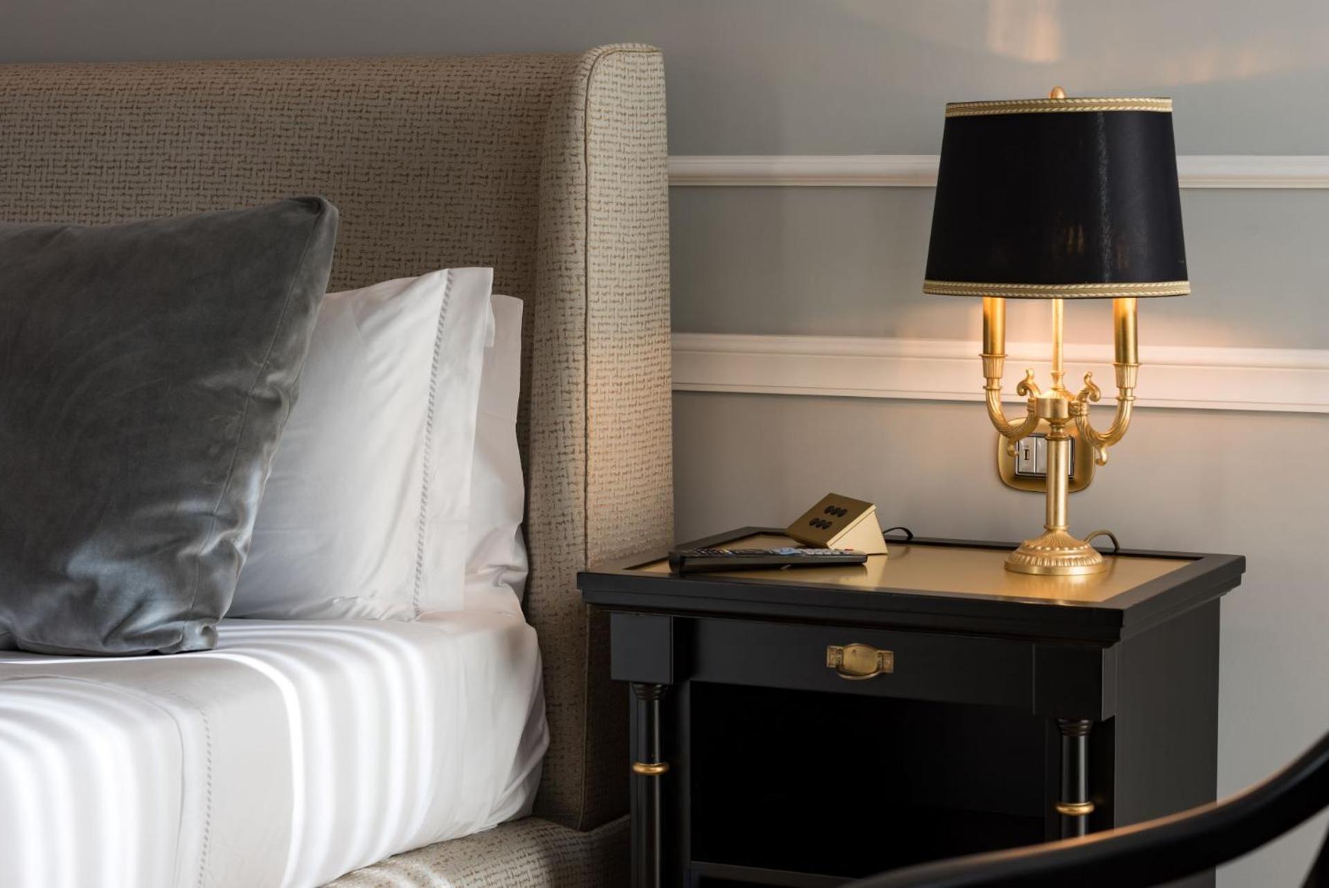 Grand Hotel Et Des Palmes Palermo Bagian luar foto A lamp on a nightstand