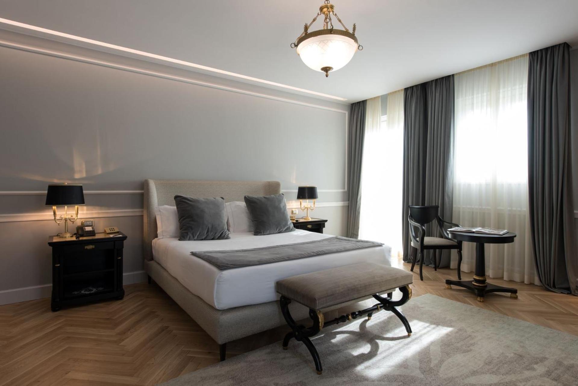 Grand Hotel Et Des Palmes Palermo Bagian luar foto A bedroom at the hotel