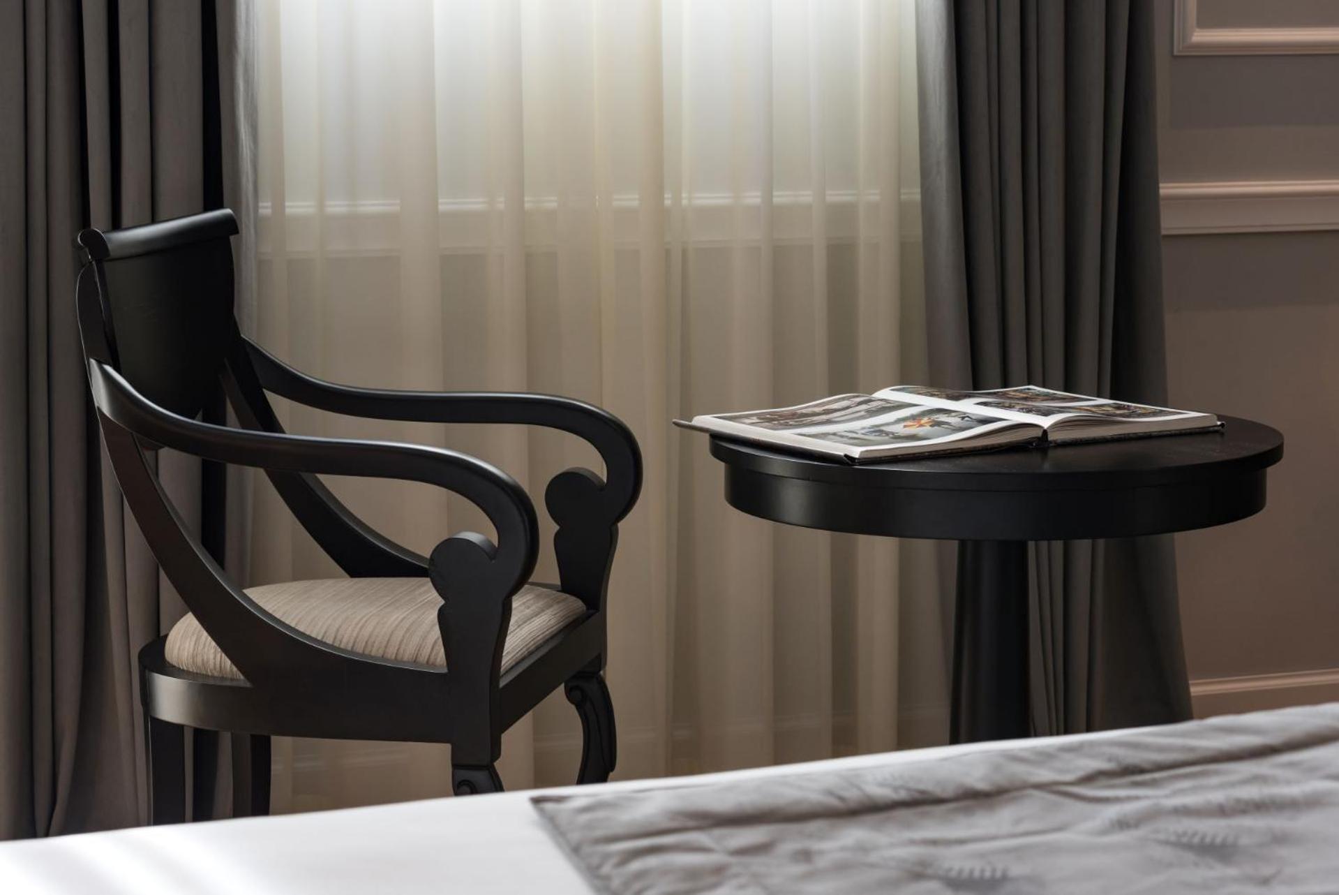 Grand Hotel Et Des Palmes Palermo Bagian luar foto A room at the hotel