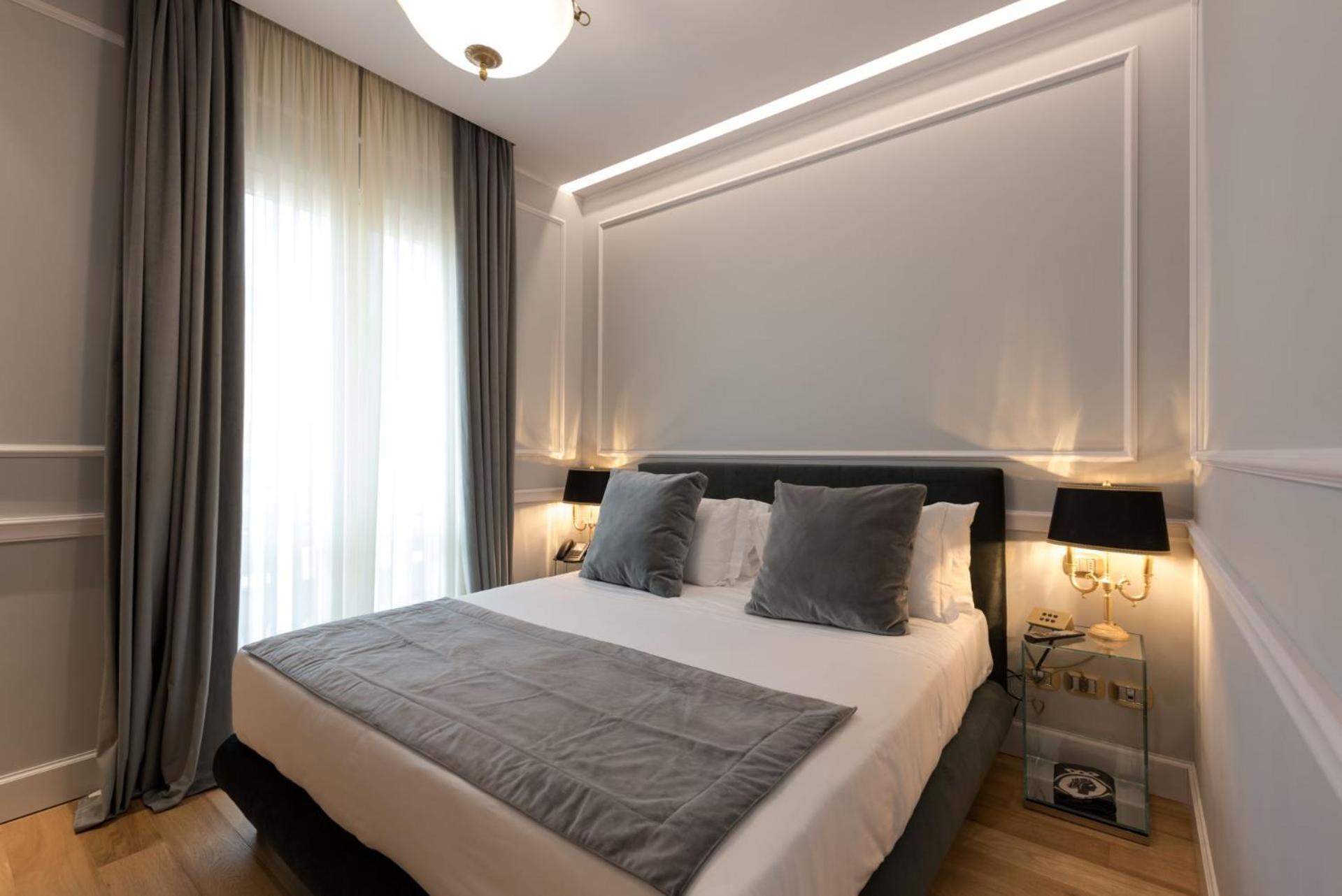 Grand Hotel Et Des Palmes Palermo Bagian luar foto A bedroom at the hotel